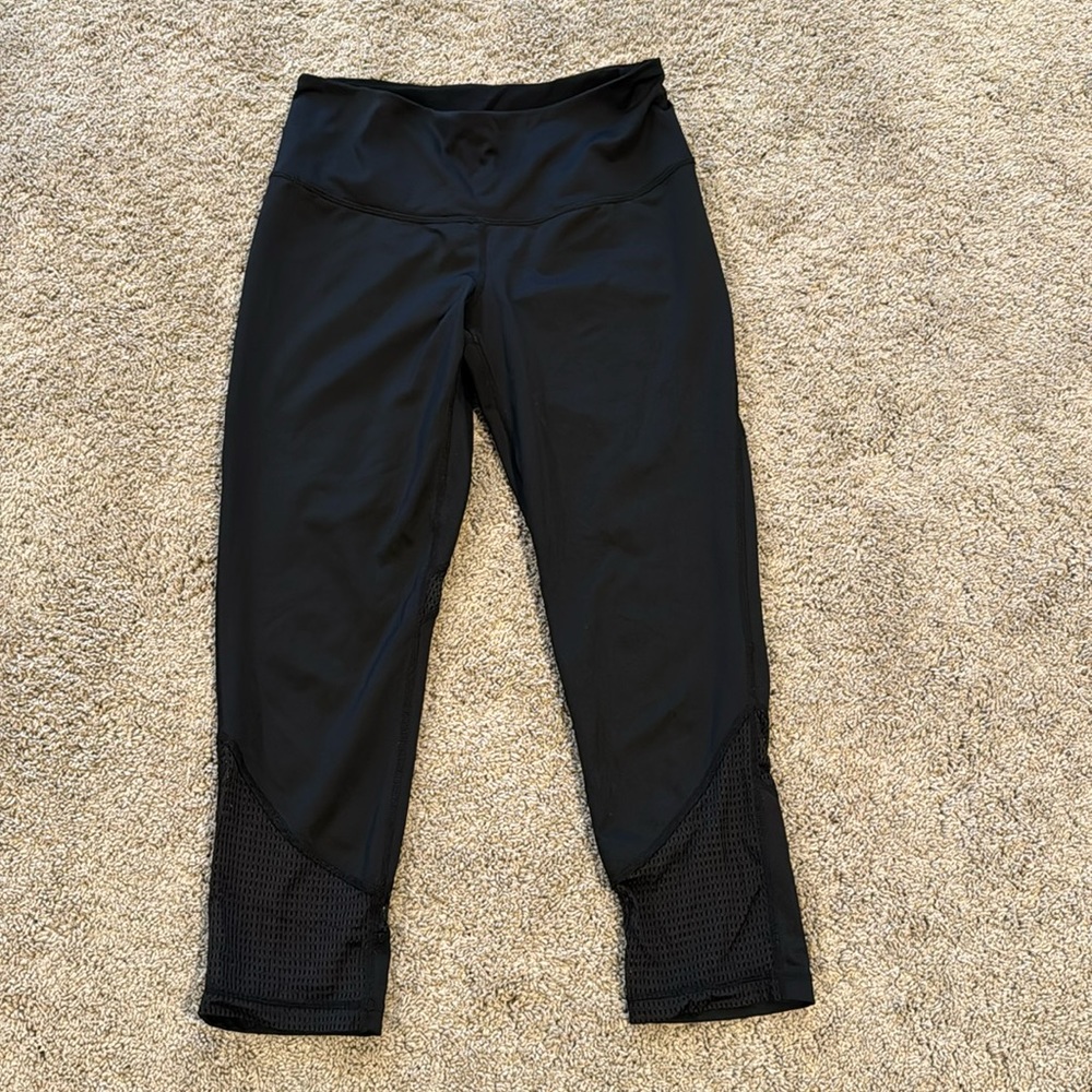 Zella sz small black crop running tight. Mesh detailing.